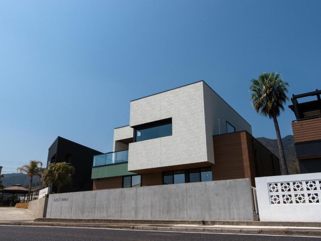 NodaにあるAZEST awajiのヤシの木が目の前に広がる建物