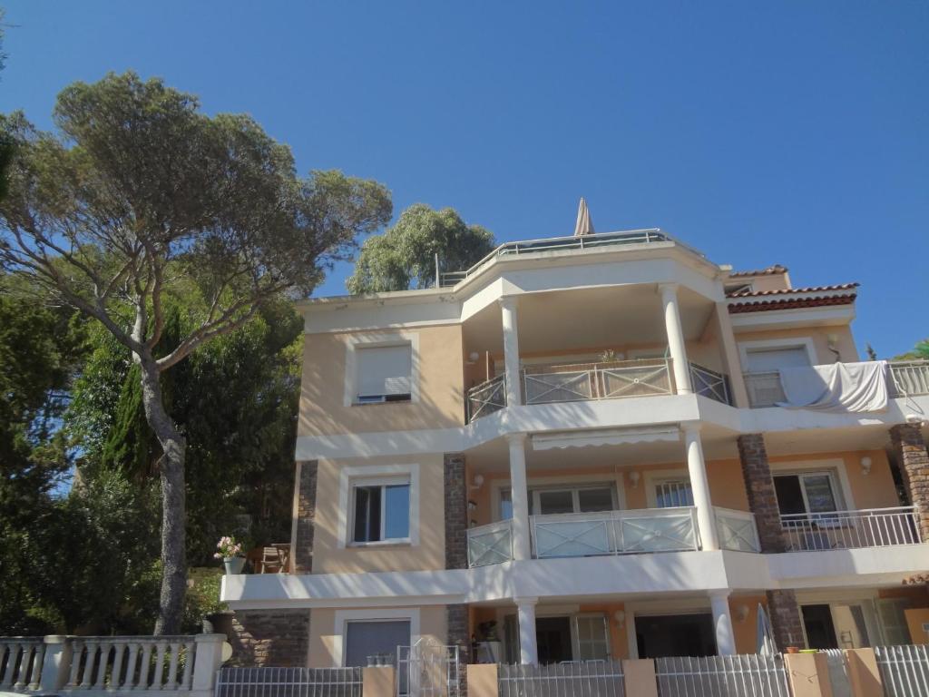 un bâtiment avec un arbre devant lui dans l'établissement charmant appartement calme à 400 m de la plage, à Saint-Raphaël
