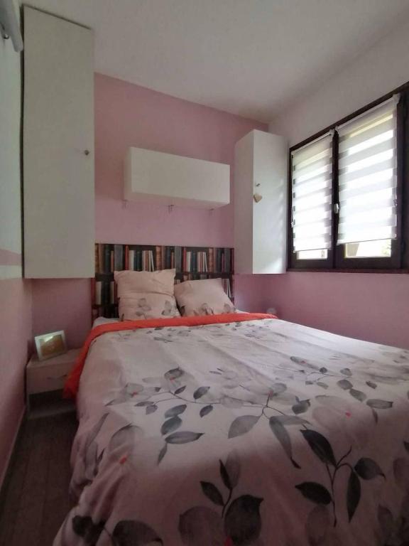 une chambre avec un grand lit et deux fenêtres dans l'établissement Rez-de-jardin proche plage, à Cavalaire-sur-Mer