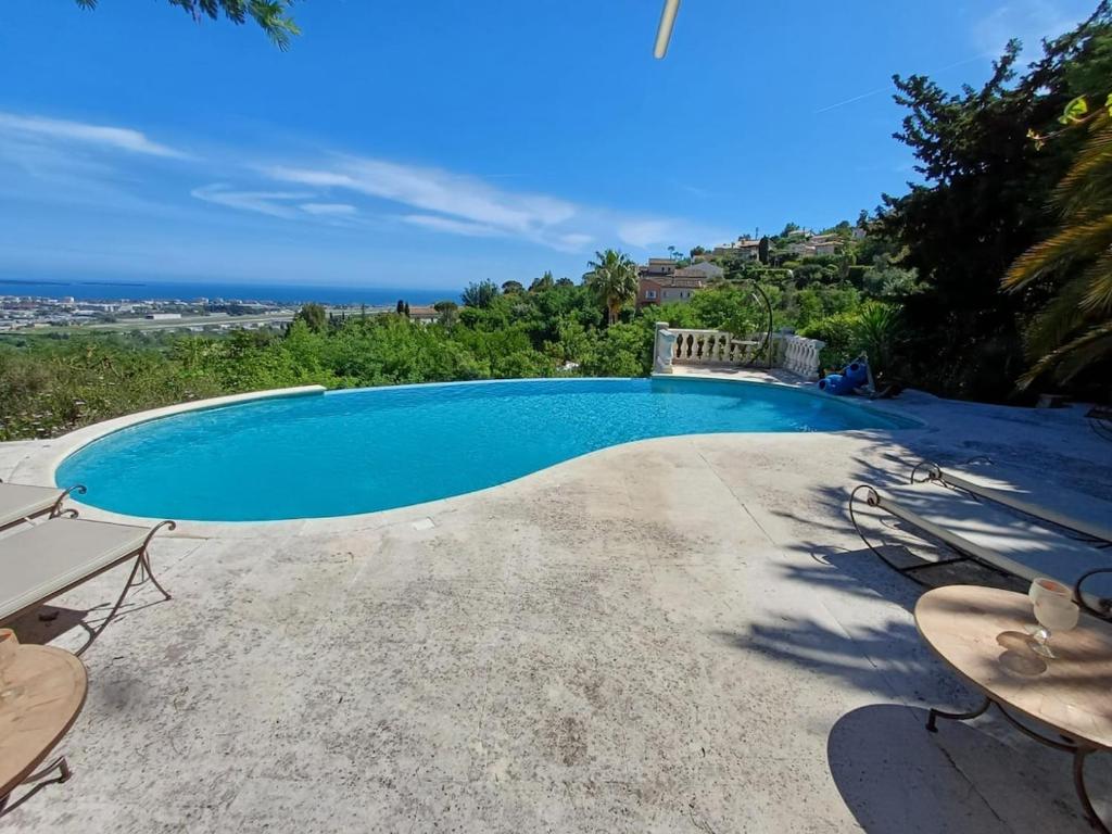 une piscine avec vue sur l'océan dans l'établissement Chez Nina - vue mer, à Mandelieu-la-Napoule