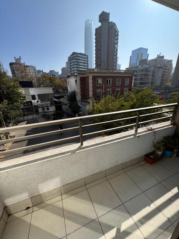 圣地亚哥Acogedor, luminoso e insuperable ubicación的可欣赏城市景观的阳台