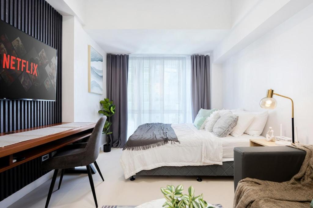 Postel nebo postele na pokoji v ubytování Furnished Studio Rental in Prime Cebu IT Park with Gym, Pool, Fast WiFi and Netflix