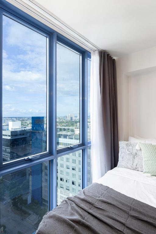 Postel nebo postele na pokoji v ubytování Furnished Studio Rental in Prime Cebu IT Park with Gym, Pool, Fast WiFi and Netflix