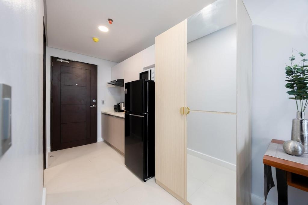 Kuchyň nebo kuchyňský kout v ubytování Furnished Studio Rental in Prime Cebu IT Park with Gym, Pool, Fast WiFi and Netflix