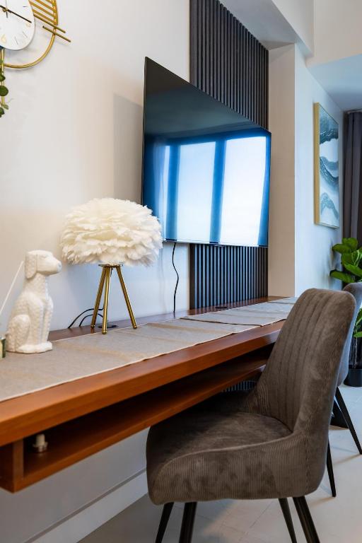 TV a/nebo společenská místnost v ubytování Furnished Studio Rental in Prime Cebu IT Park with Gym, Pool, Fast WiFi and Netflix