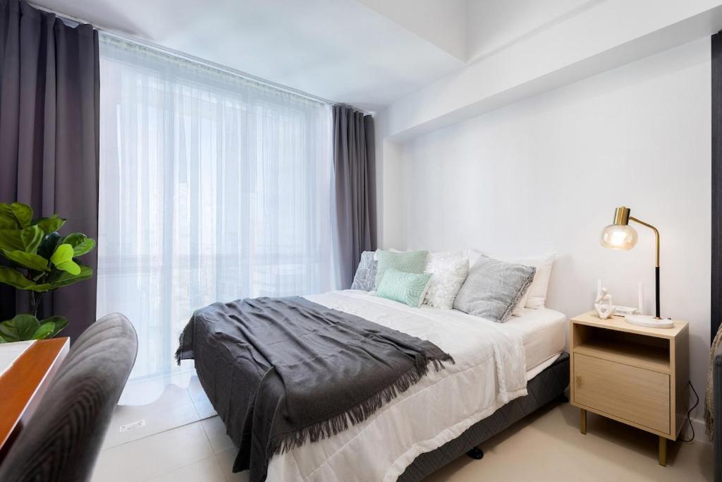 Postel nebo postele na pokoji v ubytování Furnished Studio Rental in Prime Cebu IT Park with Gym, Pool, Fast WiFi and Netflix