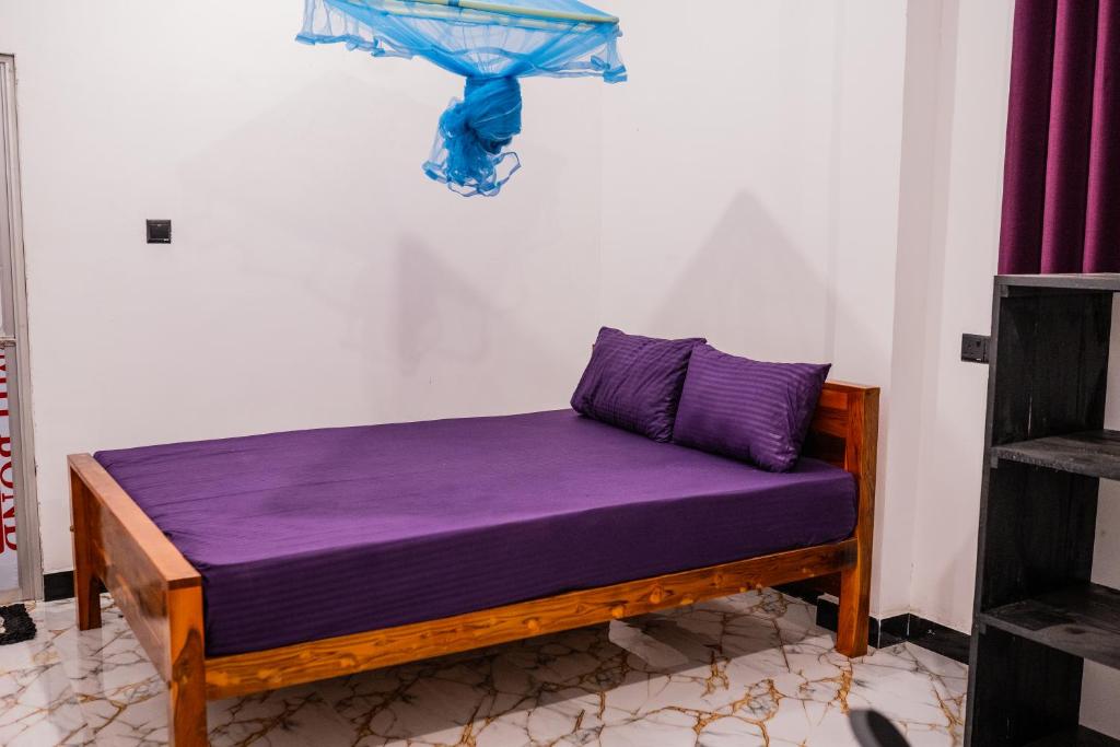 Postel nebo postele na pokoji v ubytování Hilton cottage inn