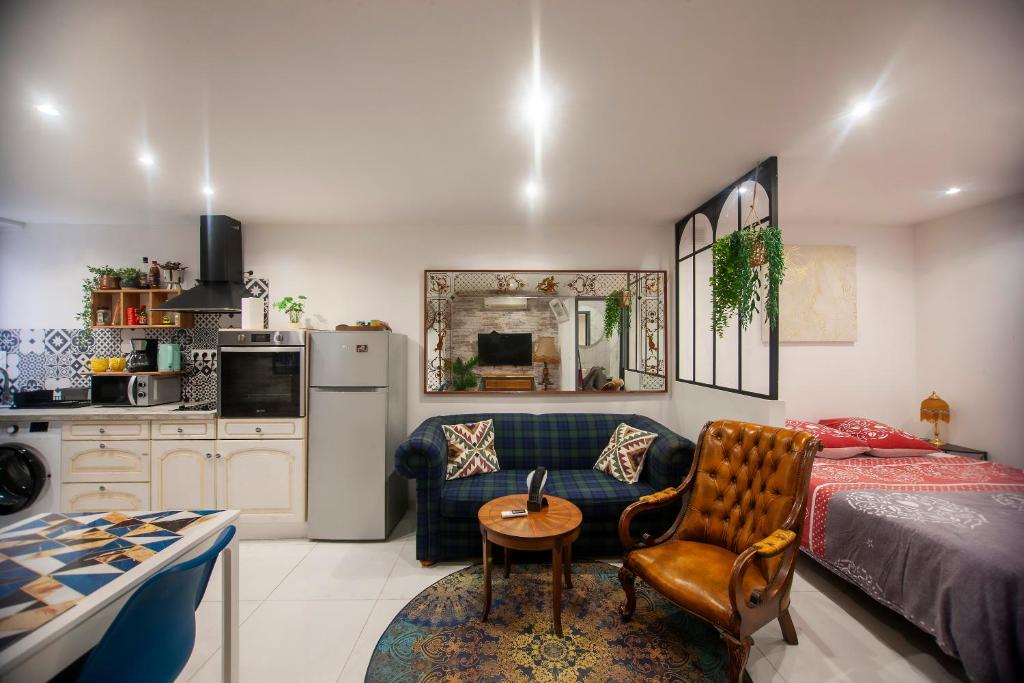 a small living room with a couch and a bed at Entre plages et centre-Ville in La Ciotat