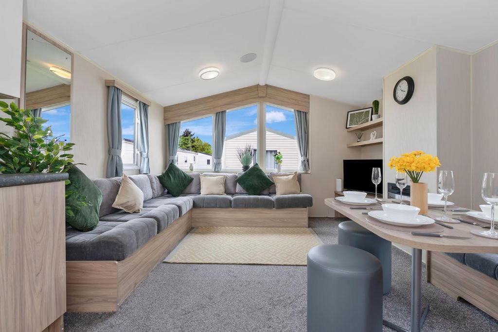 ein Wohnzimmer mit Sofa und Tisch in der Unterkunft Vacant Nests Seton Sands The Aberlady in Port Seton