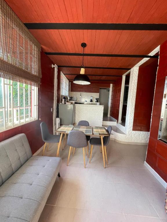 a living room with a table and chairs and a kitchen at Apartamento Carmen de Ápicala in Carmen de Apicalá