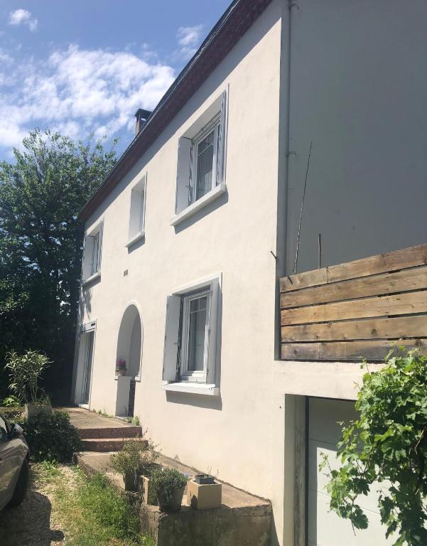 Maison blanche avec 2 fenêtres sur le côté dans l'établissement Les Lauriers Roses B&B, à Bergerac