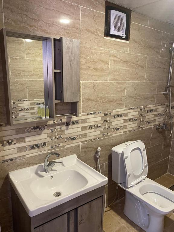 Bilik mandi di Sanabel Wadi Rum Luxury Camp