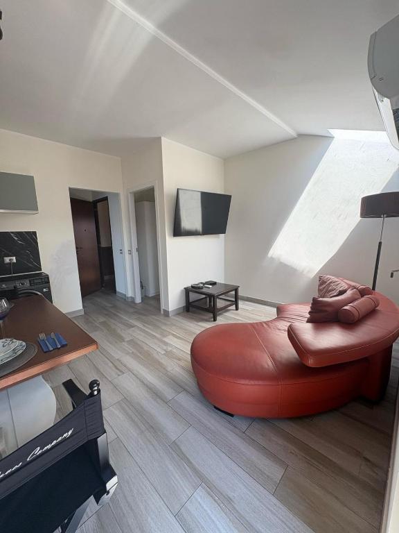 a living room with a large red couch in a room at Moderno Bilocale Bresso in Bresso