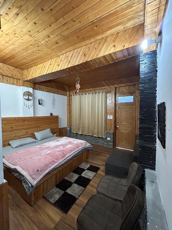 Postel nebo postele na pokoji v ubytování The himalayan sukoon villa near jibhi