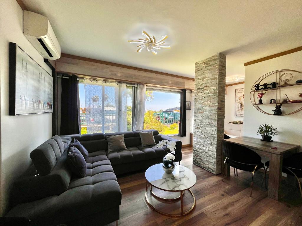 un salon avec un canapé et une table dans l'établissement Superbe appartement face à la mer, à Roquebrune-Cap-Martin