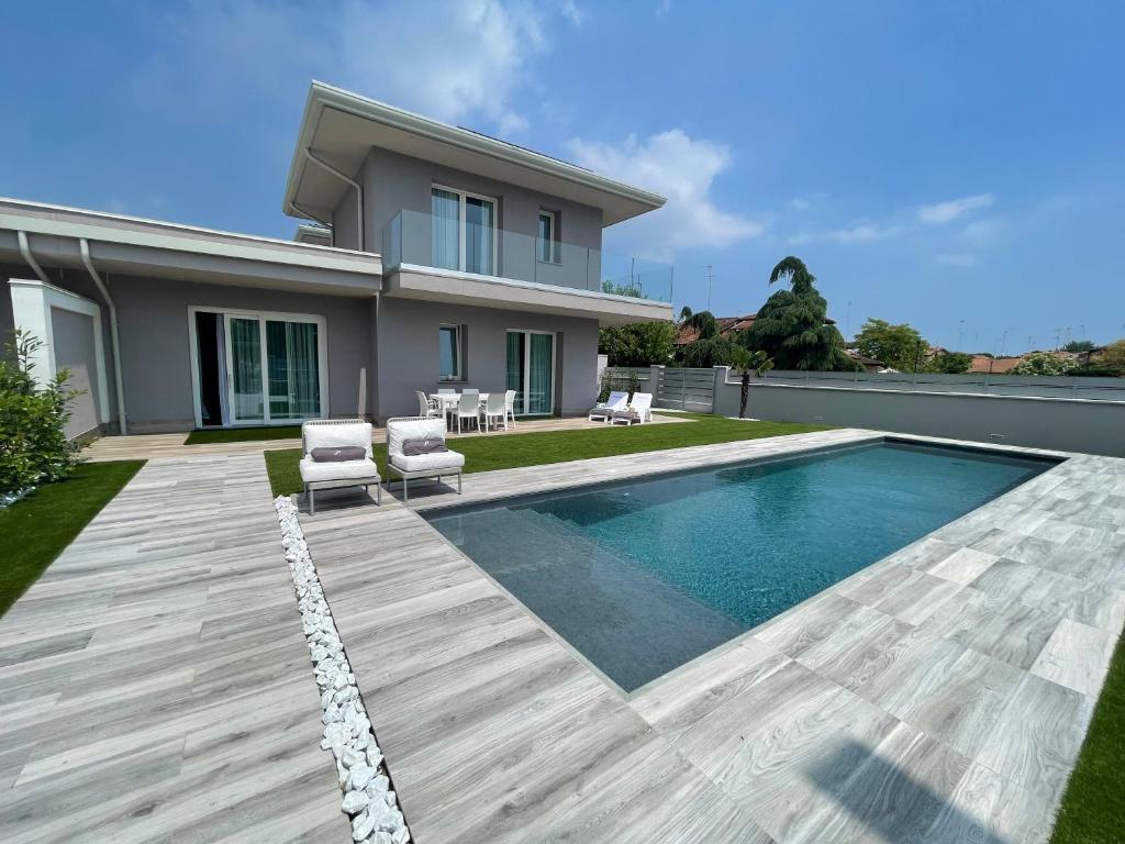 a house with a swimming pool in front of a house at Polinesia 11 in Lido delle Nazioni