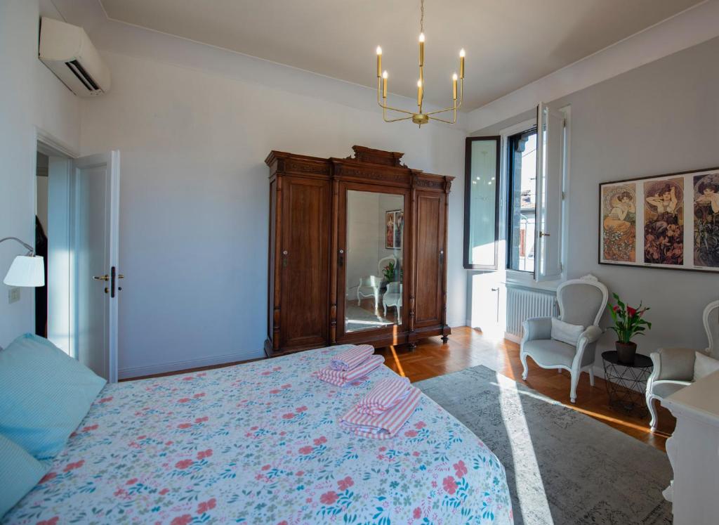 Romantic and Charming Apartments - 13