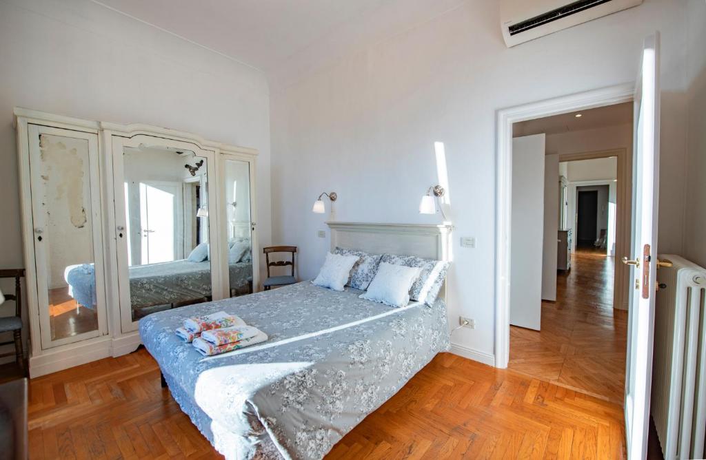 Romantic and Charming Apartments - 17