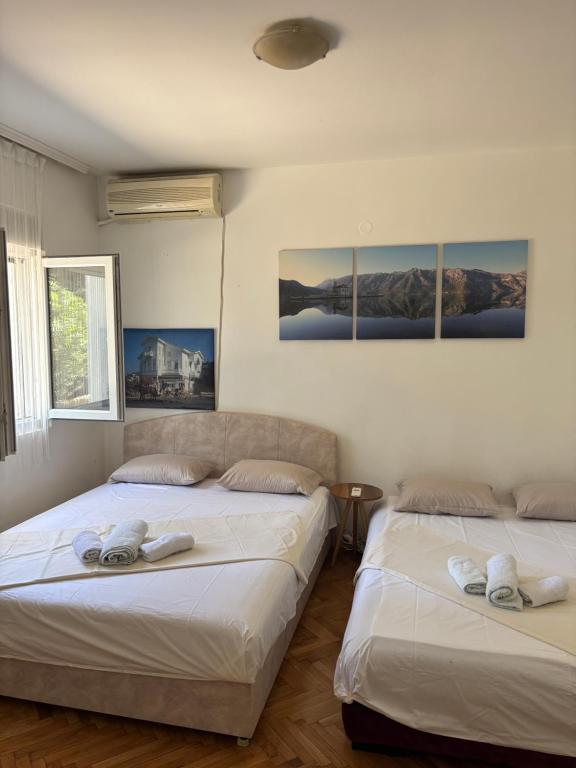 Llit o llits en una habitació de Apartman Dunjićeva