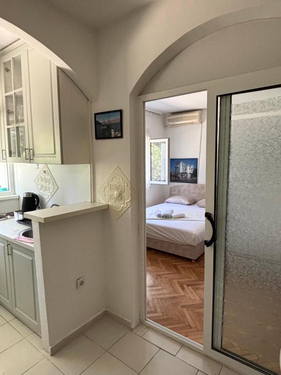 Llit o llits en una habitació de Apartman Dunjićeva