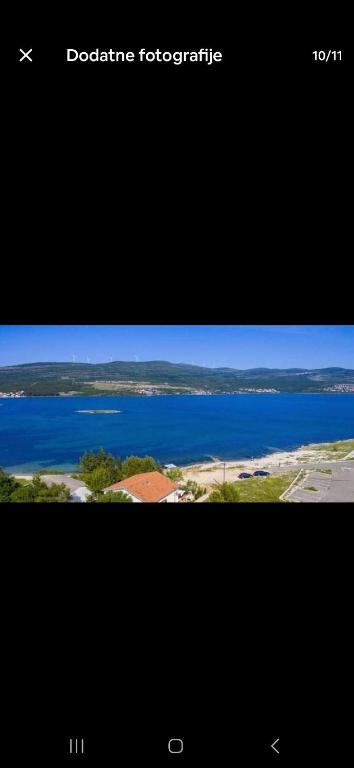 two pictures of a view of a body of water at Apartman Alar in Pridraga