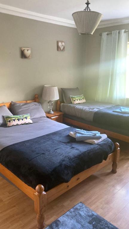 Postel nebo postele na pokoji v ubytování Gra accommodations athy