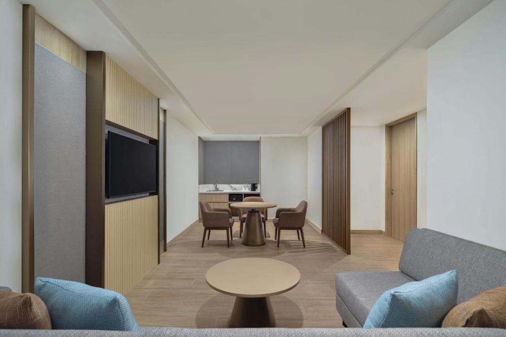 TV a/nebo společenská místnost v ubytování Fairfield by Marriott Bekasi