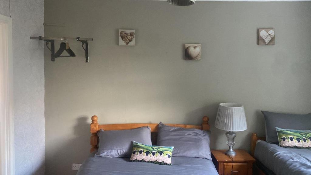 Postel nebo postele na pokoji v ubytování Gra accommodations athy