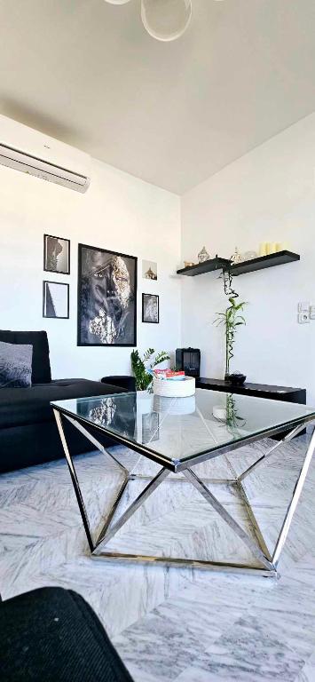 - une table en verre dans le salon avec un canapé dans l'établissement Top Floor with Sea View, Clim and Veranda, à Nice