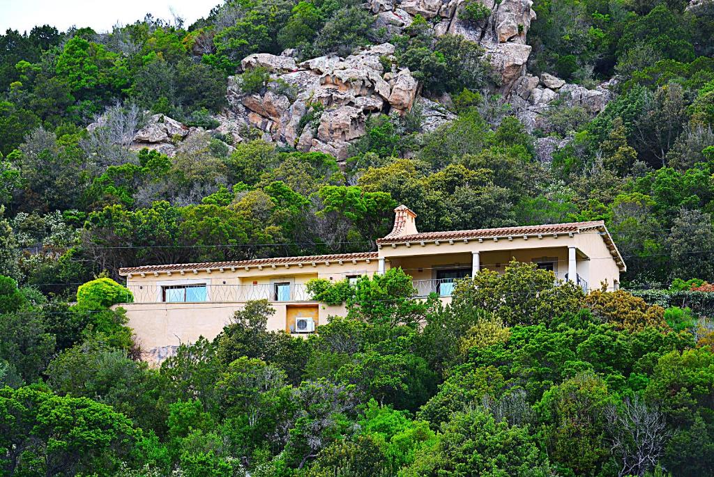 une maison à flanc de montagne dans l'établissement Porto Cervo-Villa La Gjanda, à Abbiadori