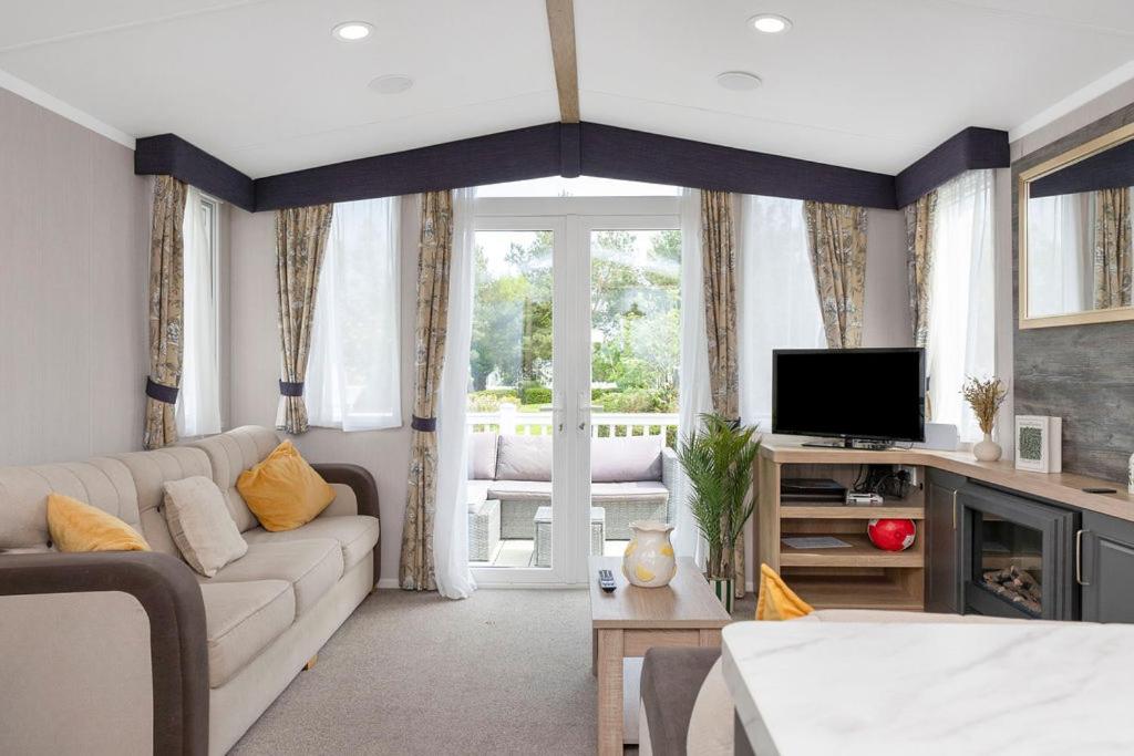 a living room with a couch and a tv at Vacant Nests Seton Sands The Wentworth Wifi in Port Seton
