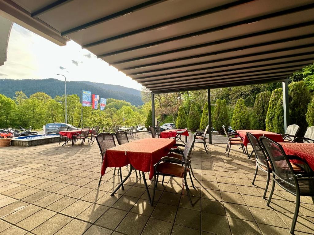 Nespecifikovaný výhled na hory nebo výhled na hory při pohledu z hotelu