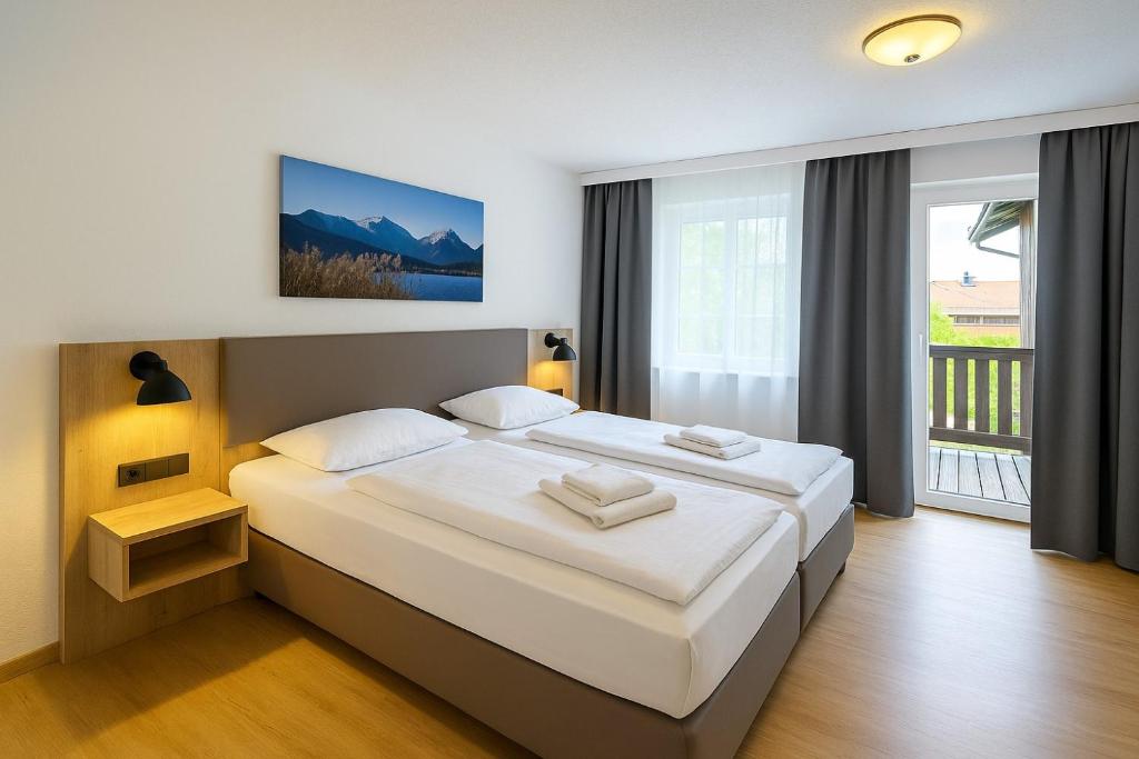 Postel nebo postele na pokoji v ubytování A8 Hotel im Darchinger Hof Bed & Breakfast - Zwischen Holzkirchen und Weyarn - Zwischen München Salzburg und Innsbruck - Kurz vor dem Irschenberg