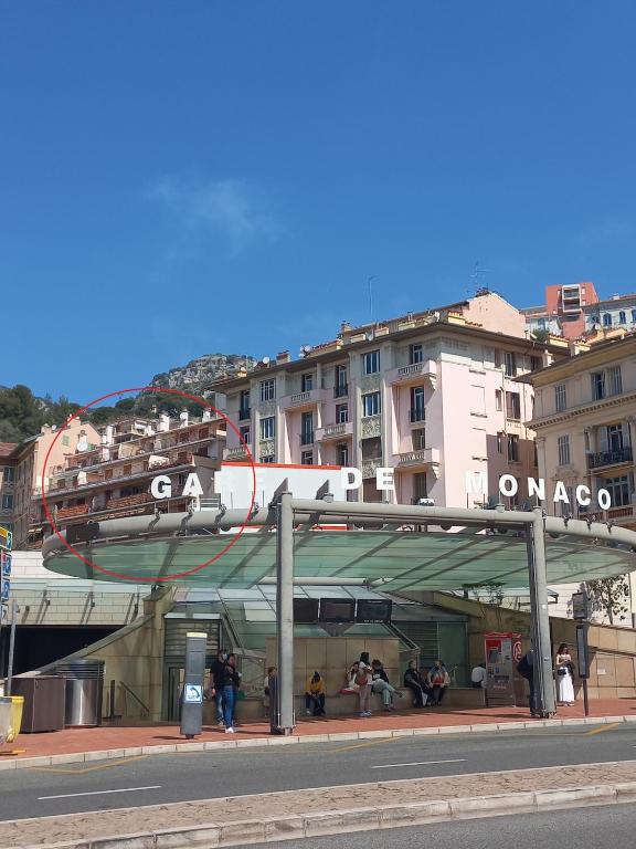 un bâtiment avec un bateau au-dessus dans l'établissement Beausoleil, 30 meters from Monaco train station, à Beausoleil