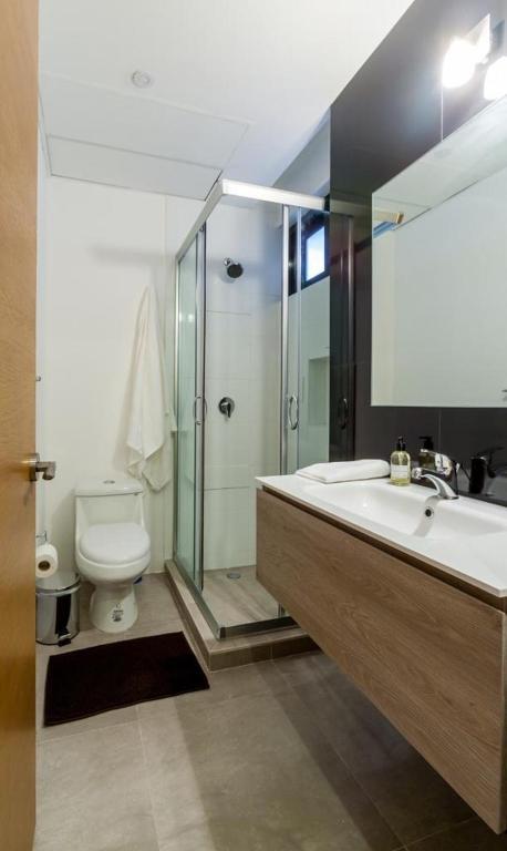 Bagno di The City Condos by Menesse