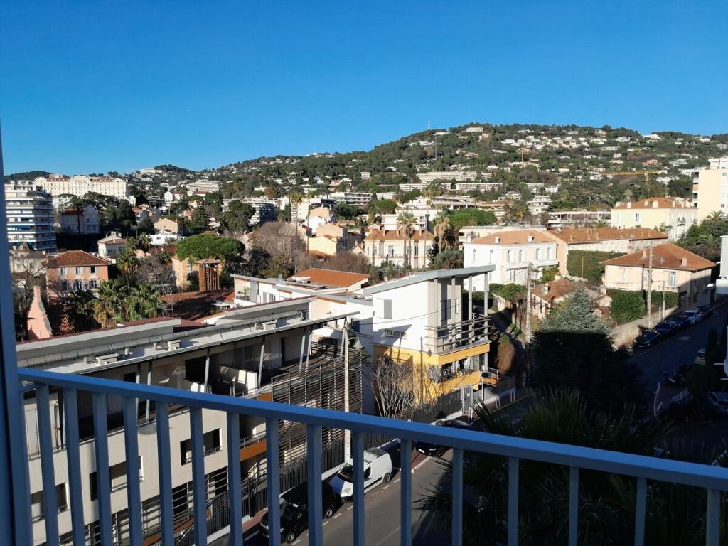 une vue d'une ville depuis un balcon dans l'établissement Cannes Centre-Ville, Clim, WiFi 2-4P, à Cannes