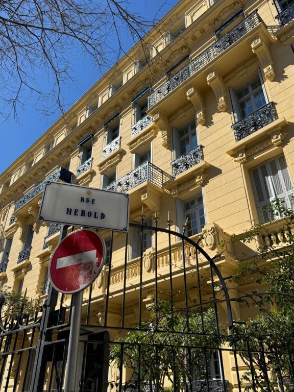 un panneau de rue devant un bâtiment dans l'établissement Nouveau appartement carré d'or, à Nice