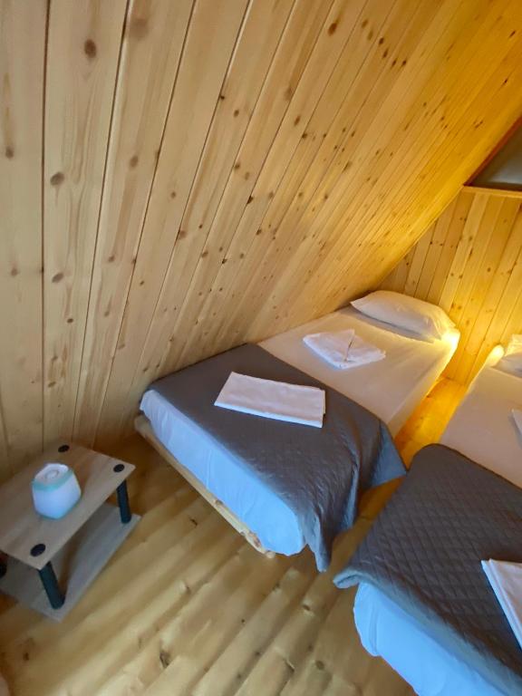 Postel nebo postele na pokoji v ubytování Nirikos Camping