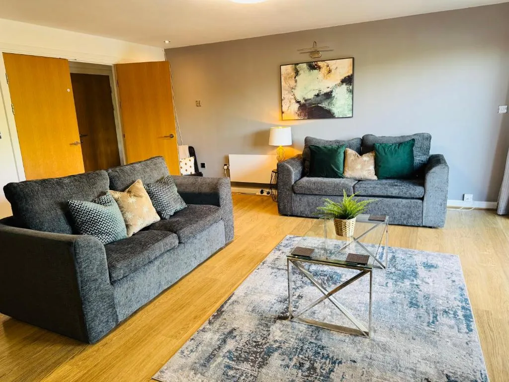 Stylish 2 Bed Apt with River Views & Parking - City Centre & Bay