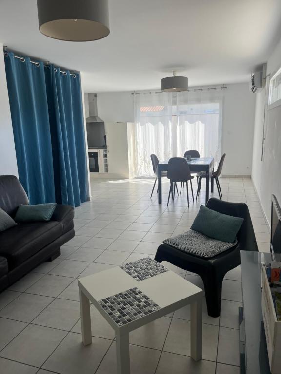 un salon avec deux canapés et une table dans l'établissement LIL de SAND, à Bourcefranc