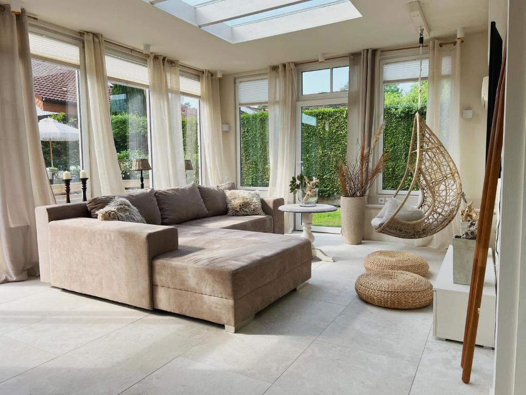 WettringenにあるHouse MALIBU am Seeのリビングルーム(ソファ、ブランコ付)