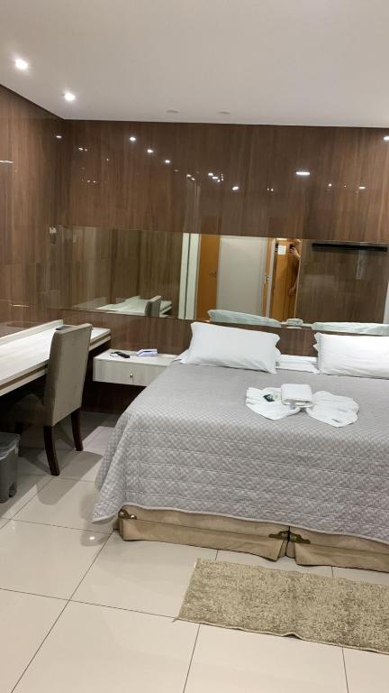 Postel nebo postele na pokoji v ubytování Prudentópolis Palace Hotel