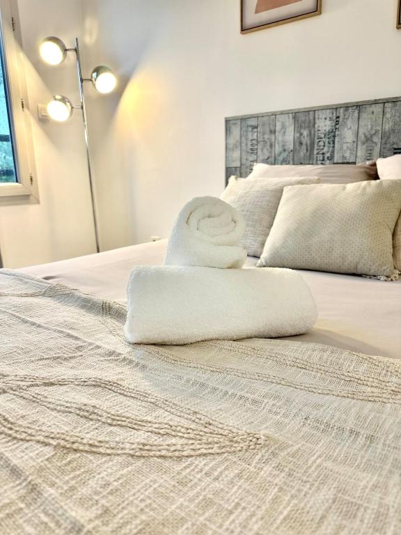 une chambre avec un lit avec deux serviettes dessus dans l'établissement La Suite Bellecombe, à Lyon