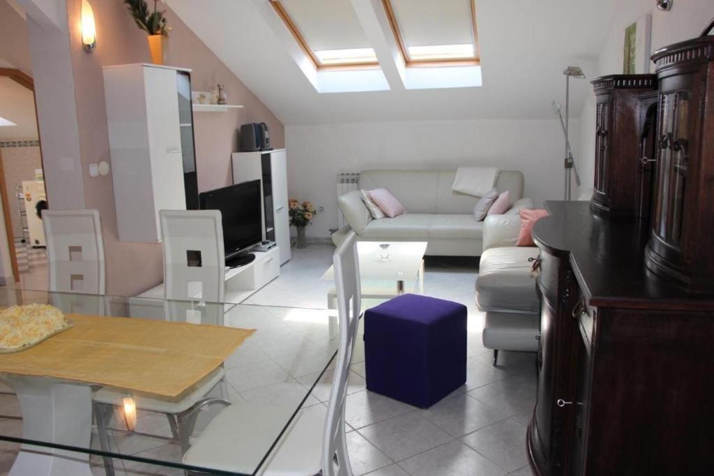 a living room with a couch and a table at Ferienwohnung Belafuza in Zadar in Zadar