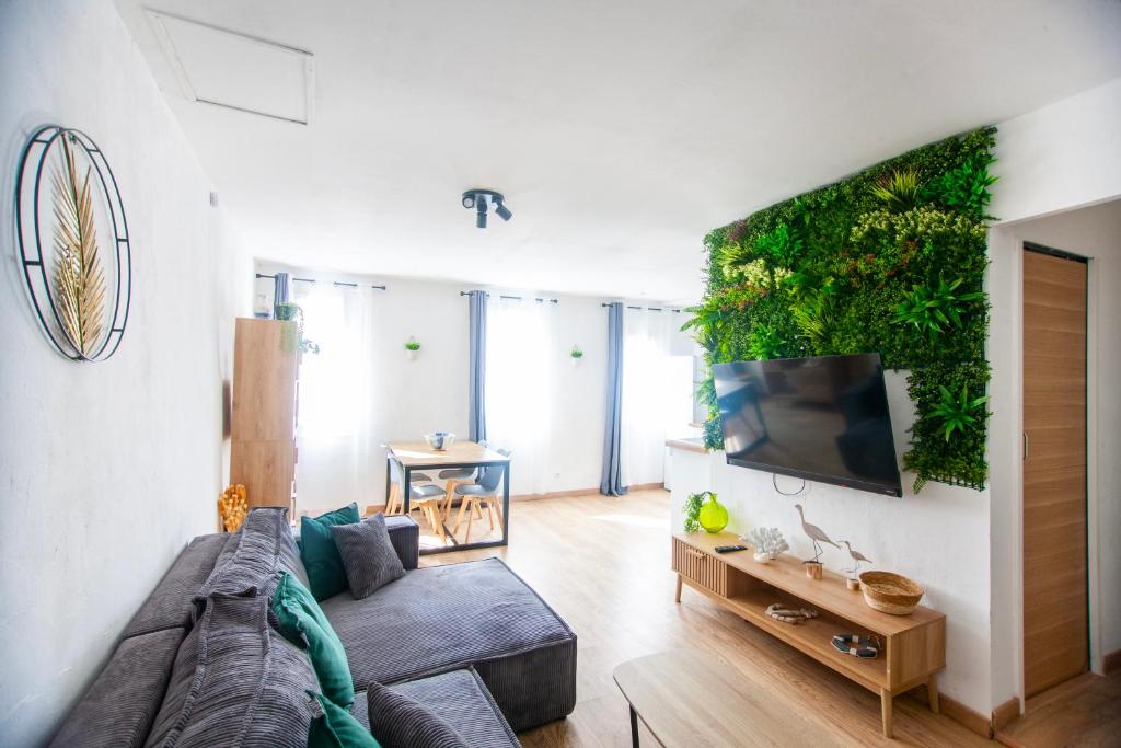 un salon avec un canapé et une télévision dans l'établissement Magnifique appartement, central, à La Ciotat