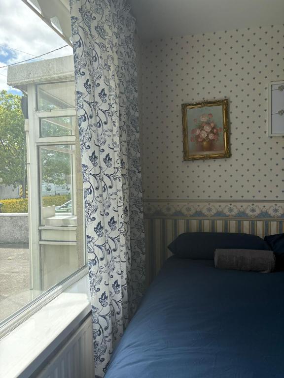 Postel nebo postele na pokoji v ubytování Superb Triple Room near Airport - 1