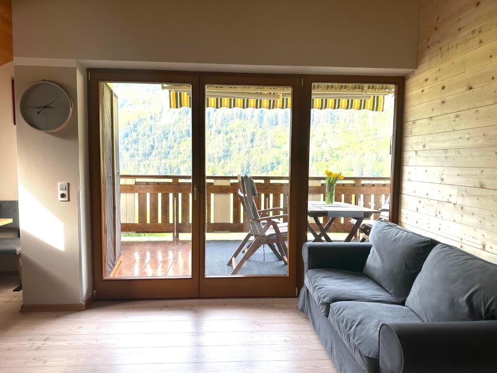 A seating area at Appartment Lukasser