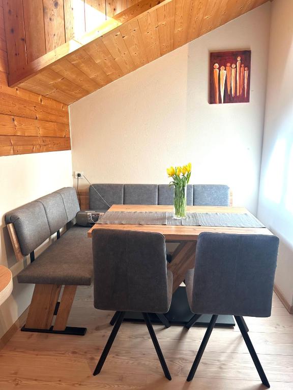 A seating area at Appartment Lukasser