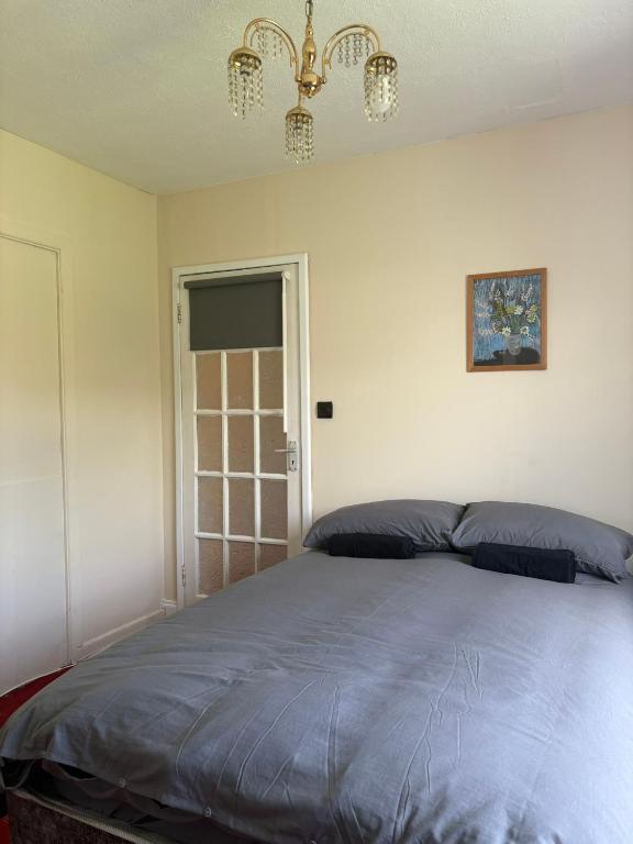 Postel nebo postele na pokoji v ubytování Superb Double Room near Airport - 2