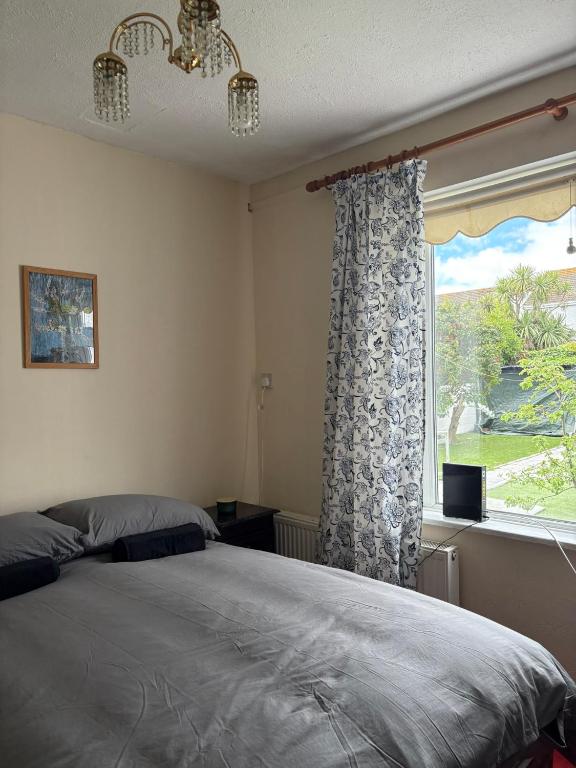 Postel nebo postele na pokoji v ubytování Superb Double Room near Airport - 2
